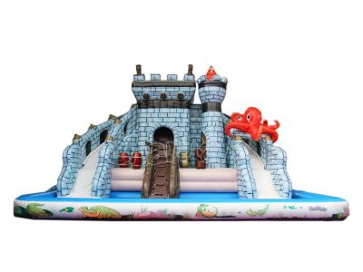 piscina y tobogán de agua del castillo